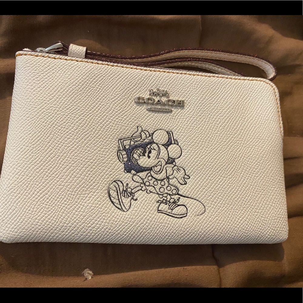 🌹🌹Coach Disney x Minnie Mouse wristlet🌹🌹